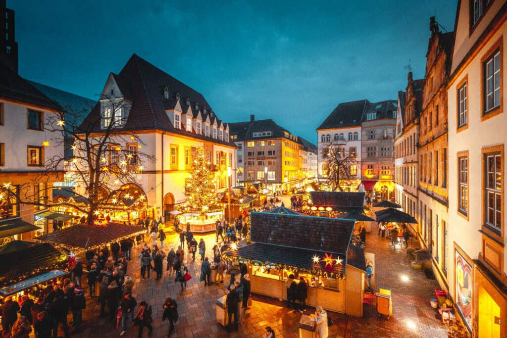 Stimmungsvoller Weihnachtsmarkt in Bielefeld 2024 mit festlicher Beleuchtung und Besuchern Bielefelder Weihnachtsmarkt 2023 | Stimmungsvoll lockt die historische Kulisse des Alten Markts die Menschen in das Herz der Altstadt. | (c) Tim Froehlich