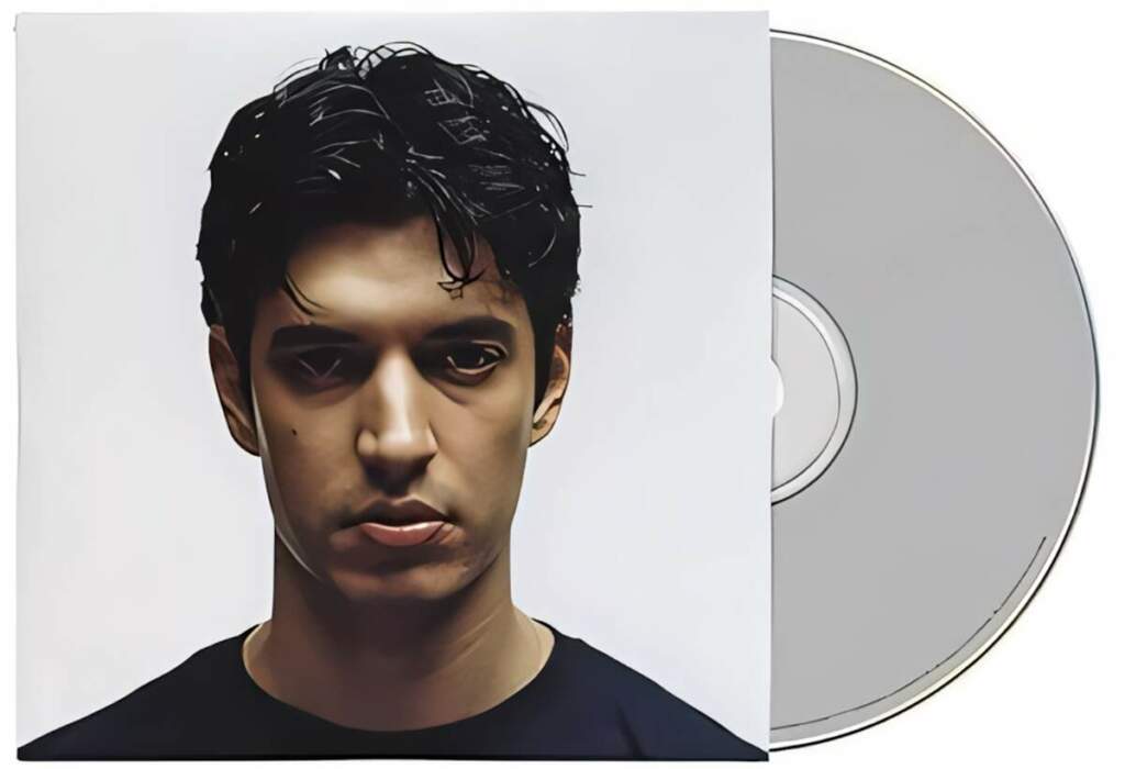 Porträt eines jungen Mannes auf einem CD-Cover – modernes minimalistisches Design Aplison | Haut Wie Pelz | Allbum | (c) Four Music Local (Sony Music)