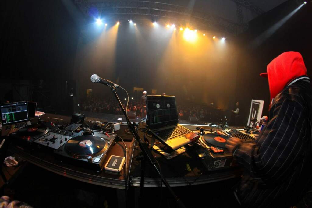 DJ-Performance auf einer Bühne – Mixpulte und Publikum im Hintergrund Wer jetzt noch behauptet, Paderborn sei eine verschlafene Stadt, war noch nie auf dem AStA Sommerfestival.