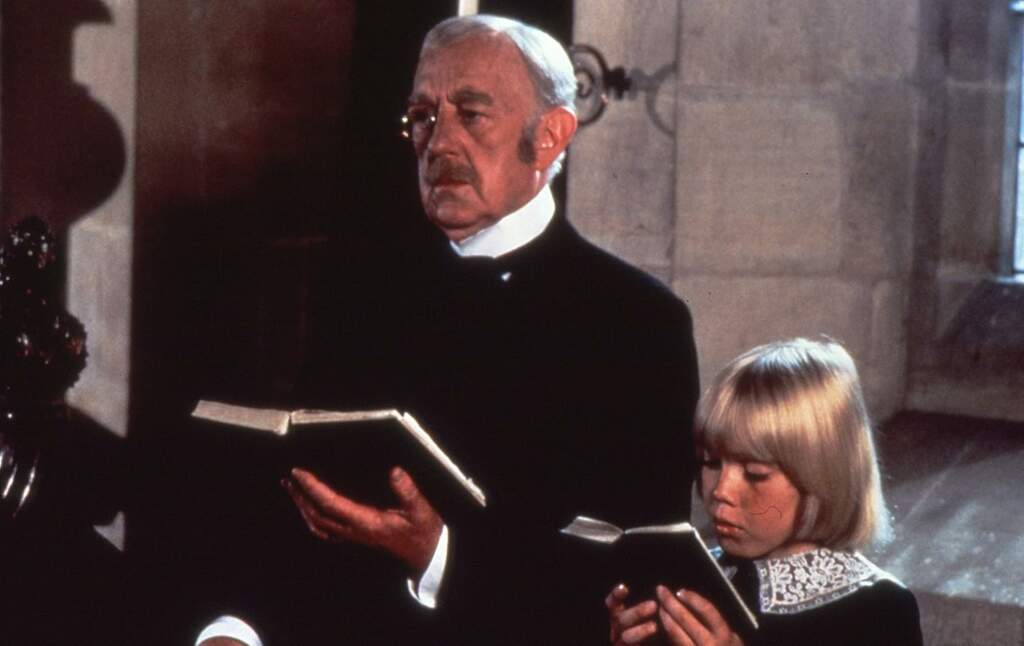 Geistlicher und Kind mit Gesangsbüchern in Kirche Einer der ältesten Weihnachtsfilm-Klassiker: Der kleine Lord | (c) Telepool GmbH | Hier bei Amazon