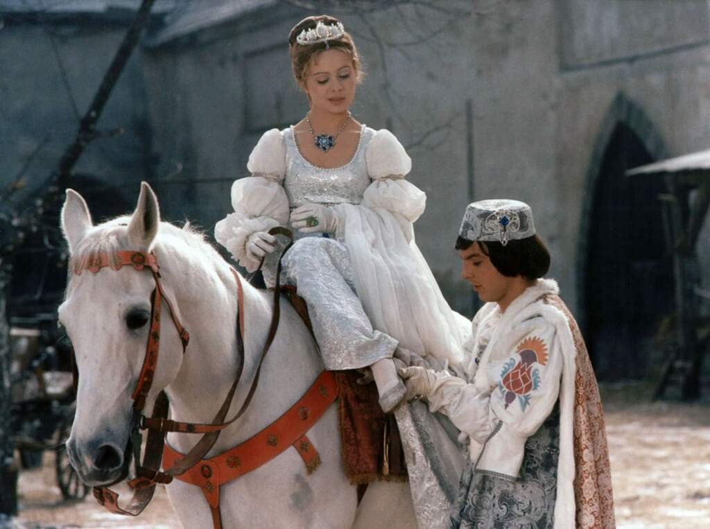 Aschenbrödel auf Pferd mit Prinz in märchenhafter Szene Drei Haselnüsse für Aschenbrödel darf natürlich bei dieser Liste der beliebtesten Weihnachtsfilme nicht fehlen | (c) DEFA Filmjuwelen