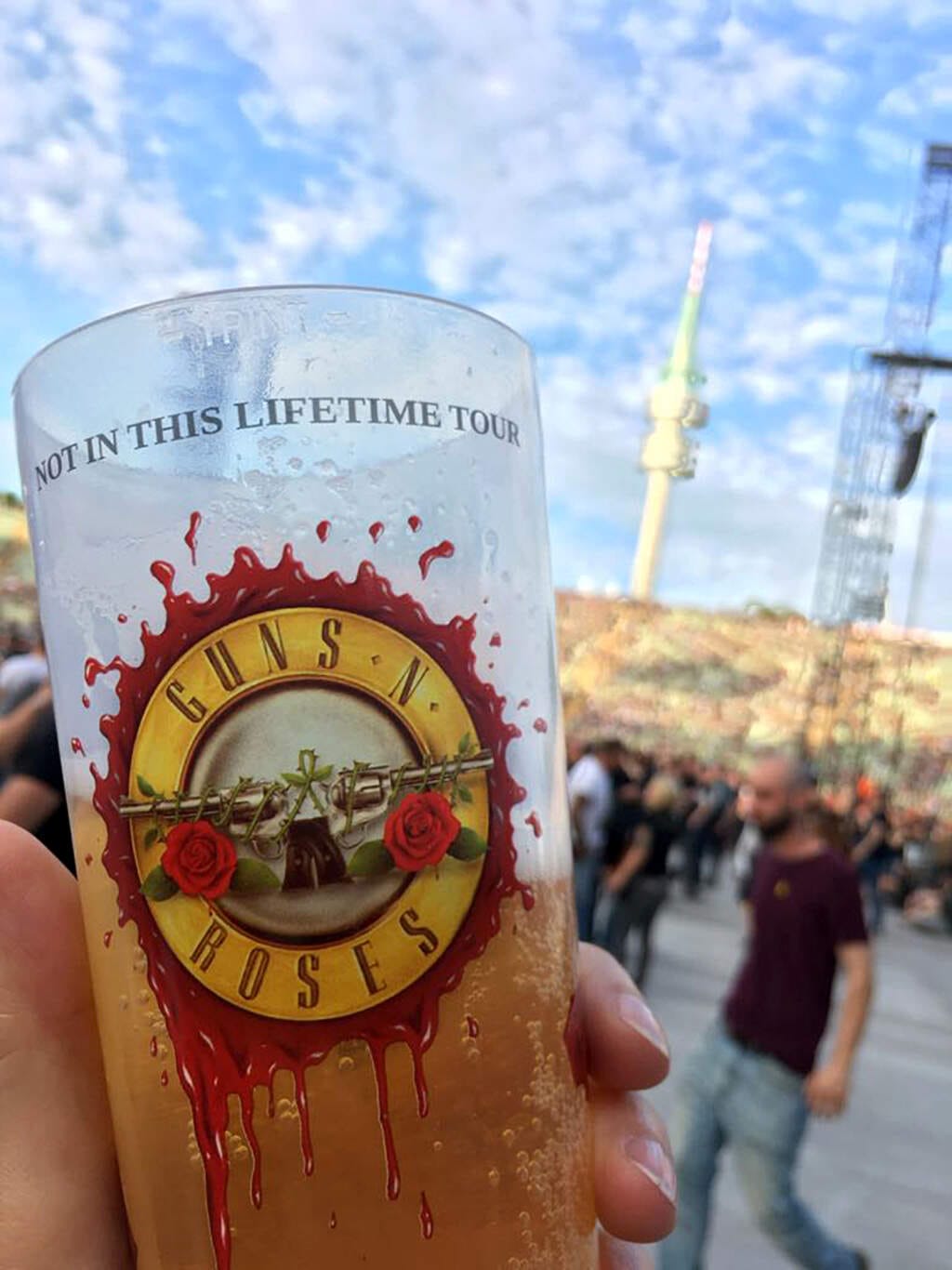 Getränkebecher Guns N' Roses vor Konzertbühne und blauem Himmel Guns N' Roses live - da schmeckt selbst das Bier noch ein bisschen besser, wenn man es aus dem richtigen Becher trinkt. | (c) Martin Romberg für Wildwechsel