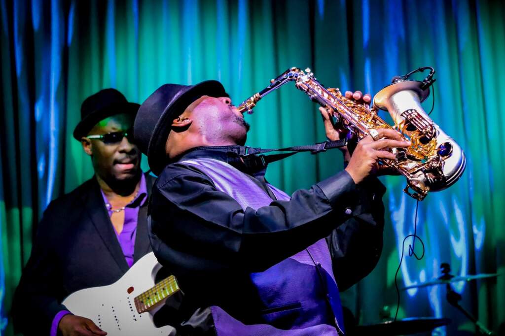 Saxophonist und Gitarrist bei lebendigem Jazz-Auftritt auf Bühne, Soest, Jazznacht Jazz ist heutzutage ein sehr beliebtes Musikgenre für Jung & Alt: Die Soester Jazznacht 2025 will folglich ein breites Publikum ansprechen. | (c) pixabay