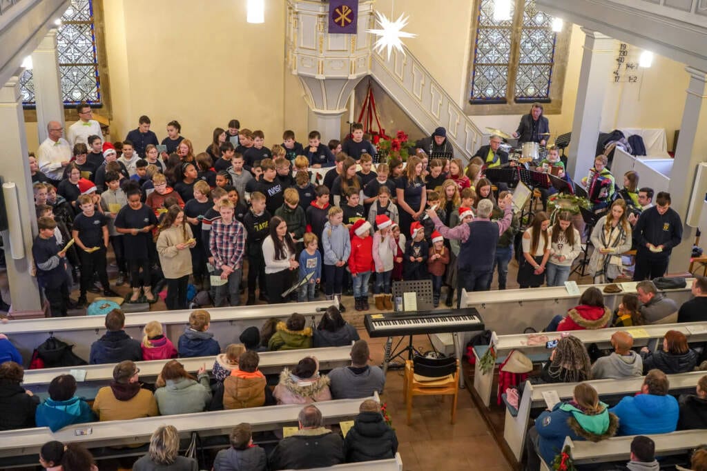 Kinderchor und Orchester bei einem Weihnachtskonzert in der Kirche Weihnachtskonzert in der Schloßkirche Ziegenhain auch wieder in 2024 | Archivfoto von Katers Weihnachtskonzert in 2022