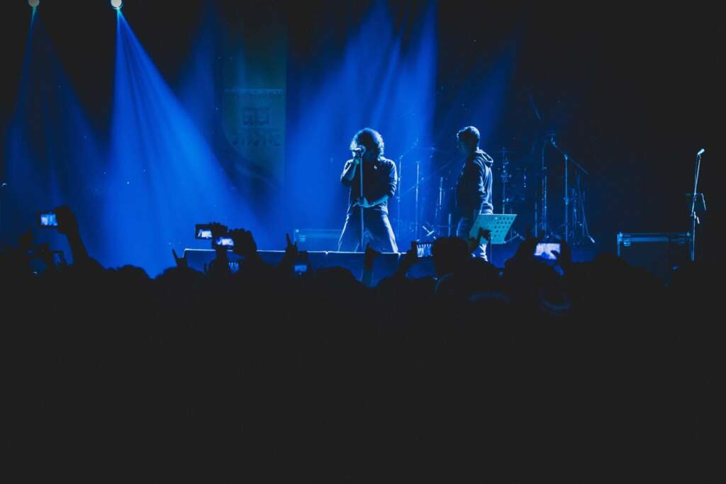 Live-Konzert mit Sänger auf Bühne und blauer Beleuchtung