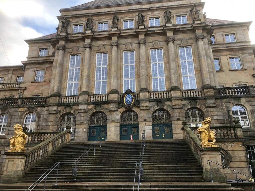 Wer in Kassel dieses Jahr an Silvester noch nichts vorhat, kann alleine oder mit Freund:innen an der riesigen Party auf dem Rathausvorplatz teilnehmen. | (c) Wildwechsel