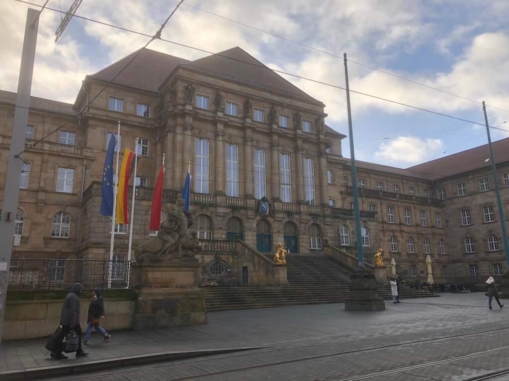 Genauso prunkvoll wie viele das Kasseler Rathaus kennen, wird es auch an Silvester 2024 erstrahlen: Denn dann beginnt hier die öffentliche Party für Jung & Alt. | (c) Wildwechsel