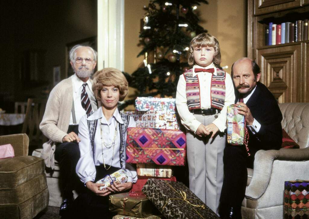 Szene aus Loriots Weihnachten bei Hoppenstedts vor Weihnachtsbaum Mit Weihnachten bei Hoppenstedts gelang es Loriot 1978 auf Anhieb einen neuen Weihnachtsfilm-Klassiker in deutschen Fernsehen zu platzieren | (c) OneGate Media GmbH