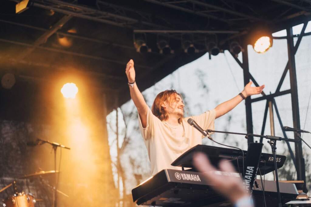 Musiker am Keyboard auf Open-Air-Bühne mit ausgebreiteten Armen Willow Festival 2025 | image1 - (c) - Rinklin Weidengarten