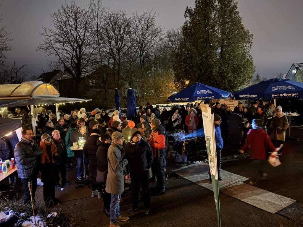 Fröhliche Atmosphäre bei der Feier am Stadtkapellenhaus - Die Feuerzangenbowle - Vorführung - im Jubiläumsjahr der Stadtkapelle Bad Driburg | (c) Stadtkapelle Bad Driburg