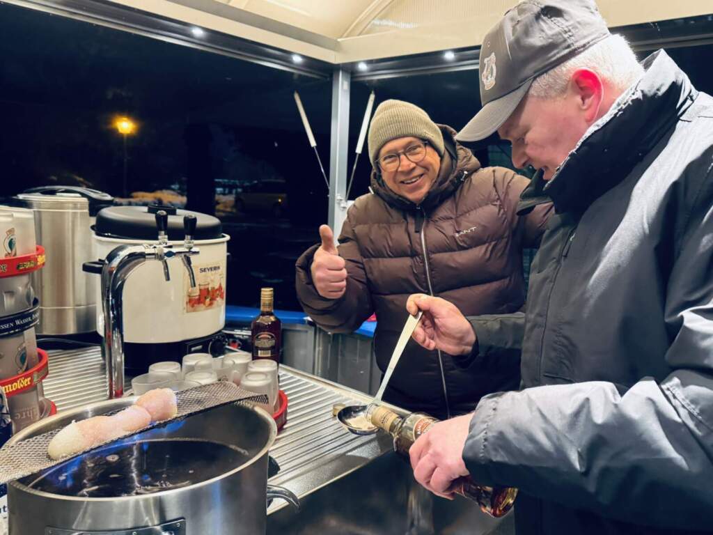Gute Laune beim Ausschank - Die Feuerzangenbowle - Vorführung - im Jubiläumsjahr der Stadtkapelle Bad Driburg | (c) Stadtkapelle Bad Driburg
