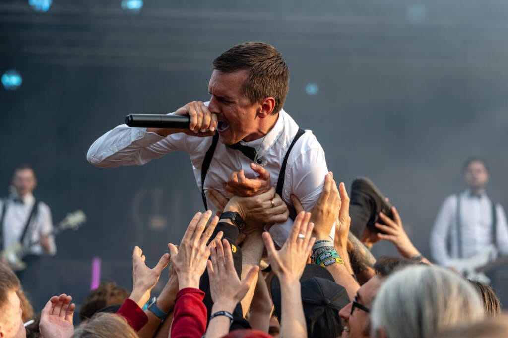 Sänger beim Crowd-Surfing während eines Live-Konzerts, Rock For Tolerance Das Rock For Tolerance Festival begeistert seit jeher Jung & Alt auf der kleinen Insel Tanzwerder. | (c) Jules Stolzenhain