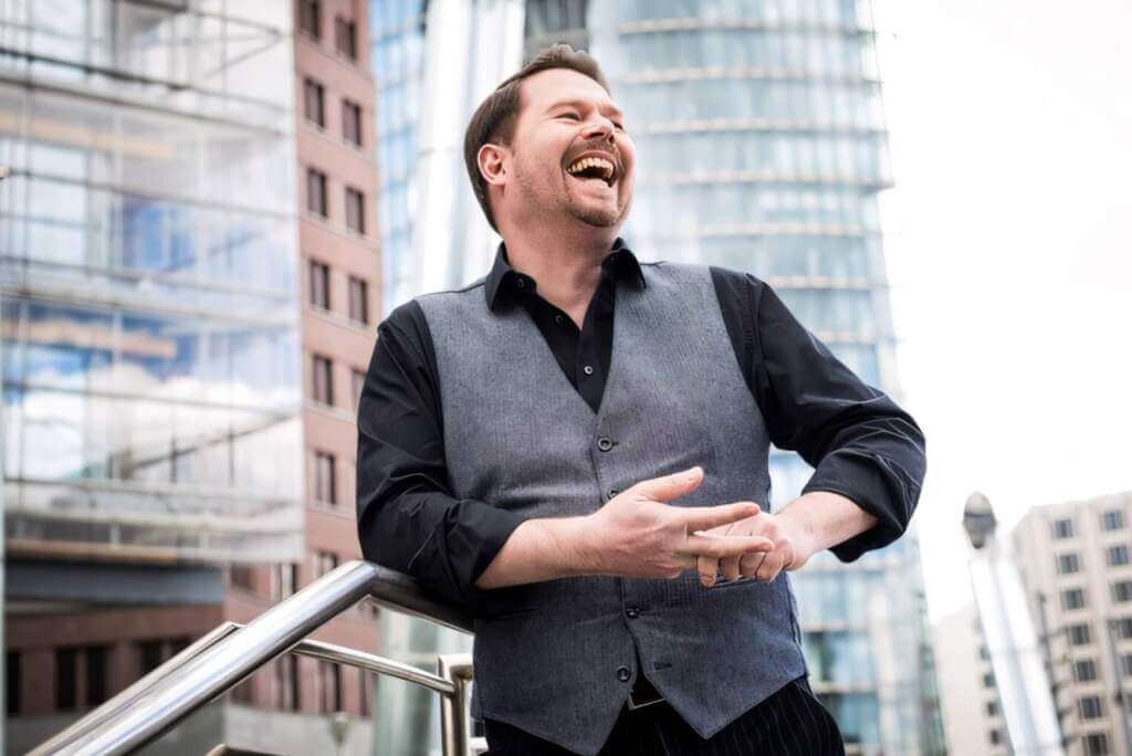 Michael Frowin freut sich offensichtlich drauf im Februar dieses Jahres Teil des Programms der Waggonhalle in Marburg zu sein! | (c) Bernd Brundert