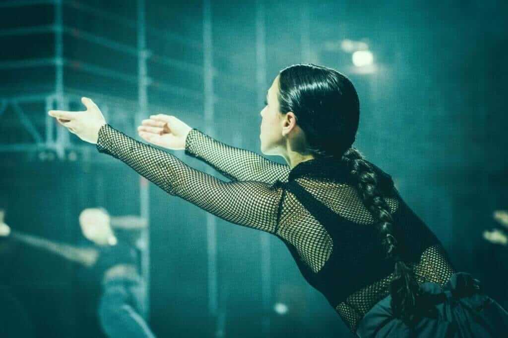 Tanz-Uraufführung - Shuv von Eyal Dadon - Tänzerin auf dem Bild - Ann Barak | (c) Sylwester Pawliczek - 8.jpg