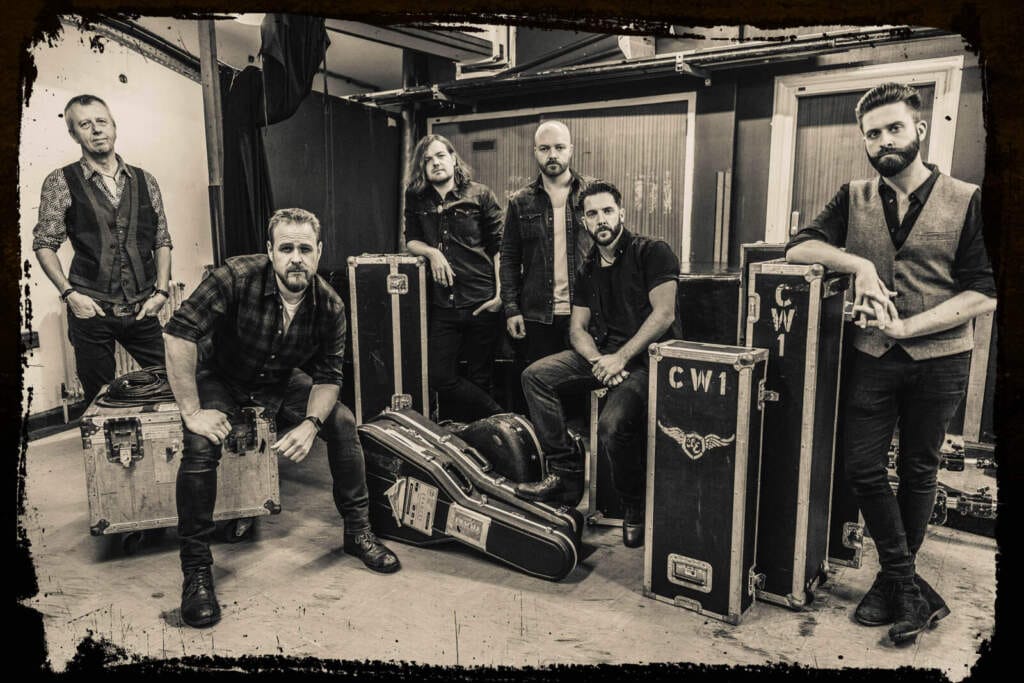 Ultimate Eagles Band posiert backstage mit Equipment-Koffern Ultimate Eagles | (c) Ultimate Eagles