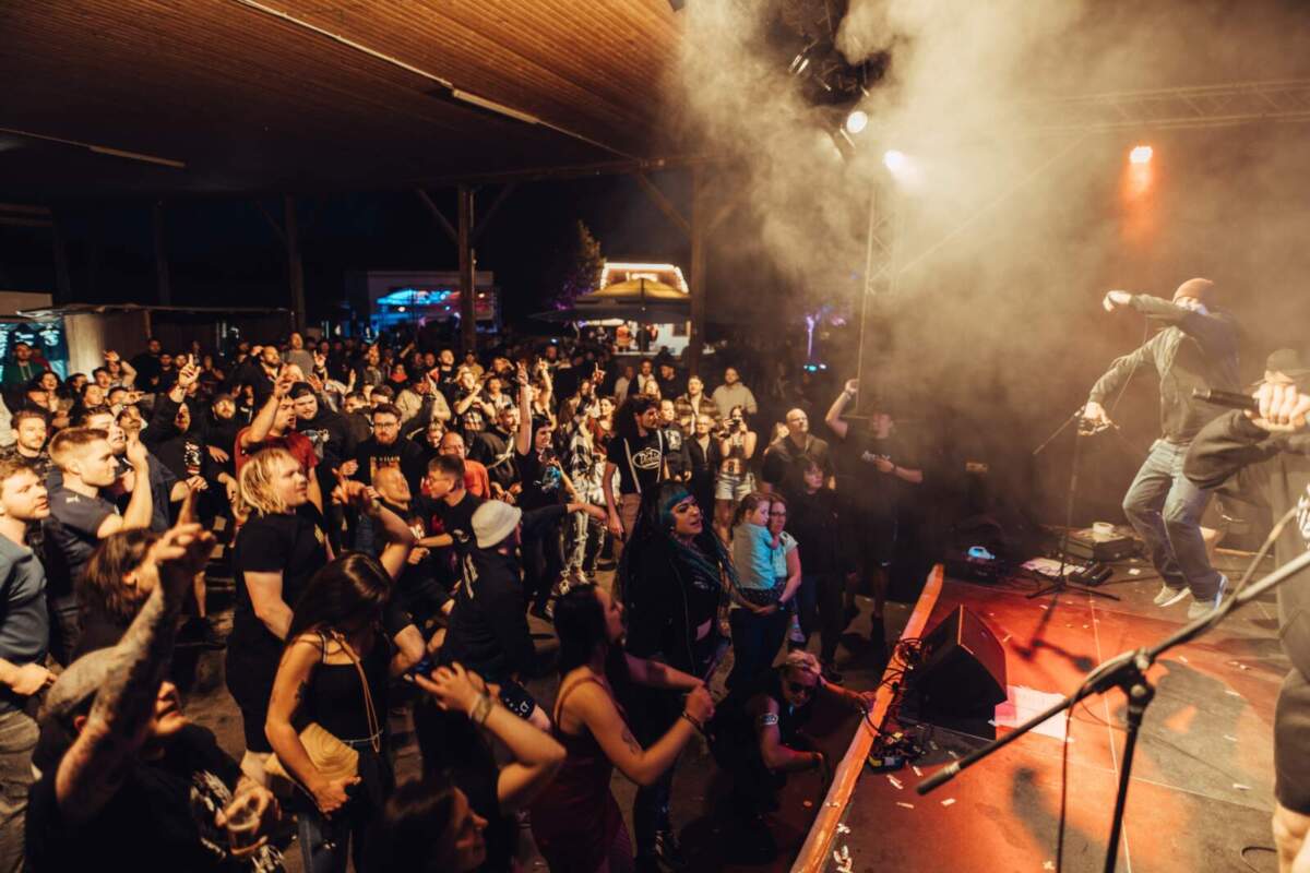 Festivalpublikum feiert ausgelassen vor der Bühne beim Keine-Panik-Festival 2024 in intensiver Licht- und Nebelstimmung. Beim Keine-Panik-Festival 2024 ging die Party richtig ab – mit Warburger Bier wird 2025 noch eins draufgesetzt.