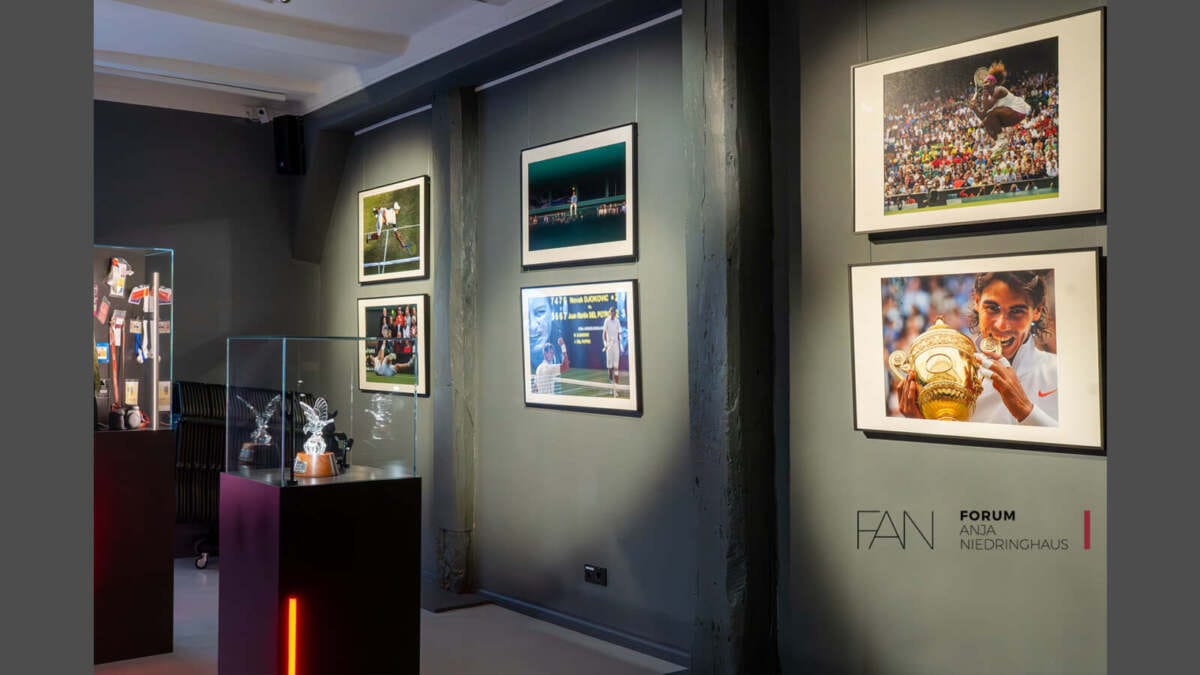 Ausstellung mit Sportfotos und Trophäen im Forum Anja Niedringhaus Blick in die neue Ausstellung im Forum Anja Niedringhaus | (c) Forum Anja Niedringhaus