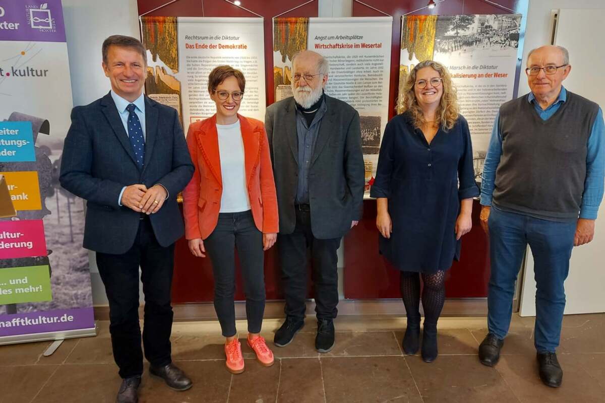 Fünf Personen stehen vor Ausstellungstafeln zur NS-Zeit, Landrat Michael Stickeln, Julia Siebeck, Kulturmanagerin des Kreises Höxter, Dr. Wolfgang Schäfer, Stadtarchivar und Museumsleiter in Uslar, Kristin Wiechers, Mitarbeiterin im Kulturbüro des Kreises Höxter, sowie Christoph Reichardt, Stadtheimatpfleger von Beverungen stehen gemeinsam vor den Infotafeln der Ausstellung Die Ausstellung „Bürgerkrieg im Wesertal“ ist im Kreishaus eröffnet worden (von links):
Landrat Michael Stickeln, Julia Siebeck, Kulturmanagerin des Kreises Höxter, Dr.
Wolfgang Schäfer, Stadtarchivar und Museumsleiter in Uslar, Kristin Wiechers,
Mitarbeiterin im Kulturbüro des Kreises Höxter, sowie Christoph Reichardt,
Stadtheimatpfleger von Beverungen | (c) Kreis Höxter