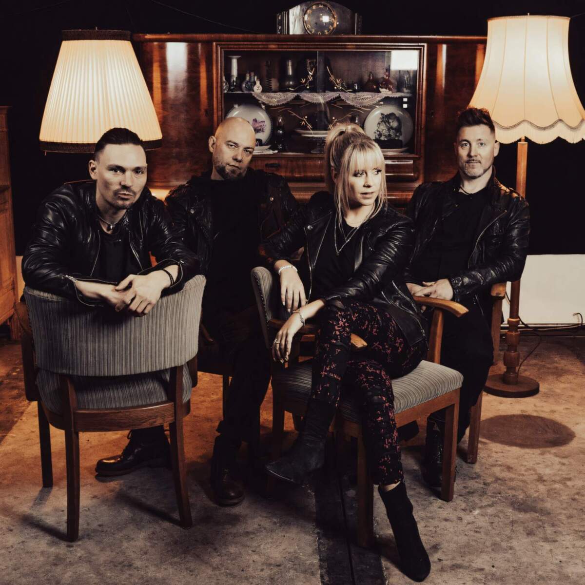 Vierköpfige Band in Lederjacken sitzt in stilvoller Retro-Location Die Lärmer, das neue Projekt der ehemaligen Luxuslärm-Sängerin Jini Meyer | (c) Wolf Simon_
