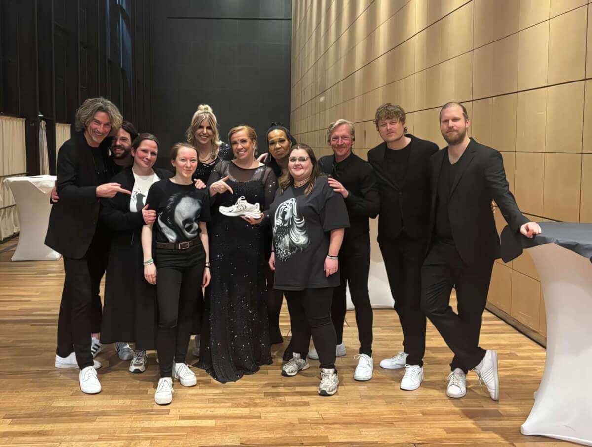 Band Edelle posiert mit Crew und Fans nach dem Konzert Edelle live in Rheda-Wiedenbrück | (c) Olaf Menne