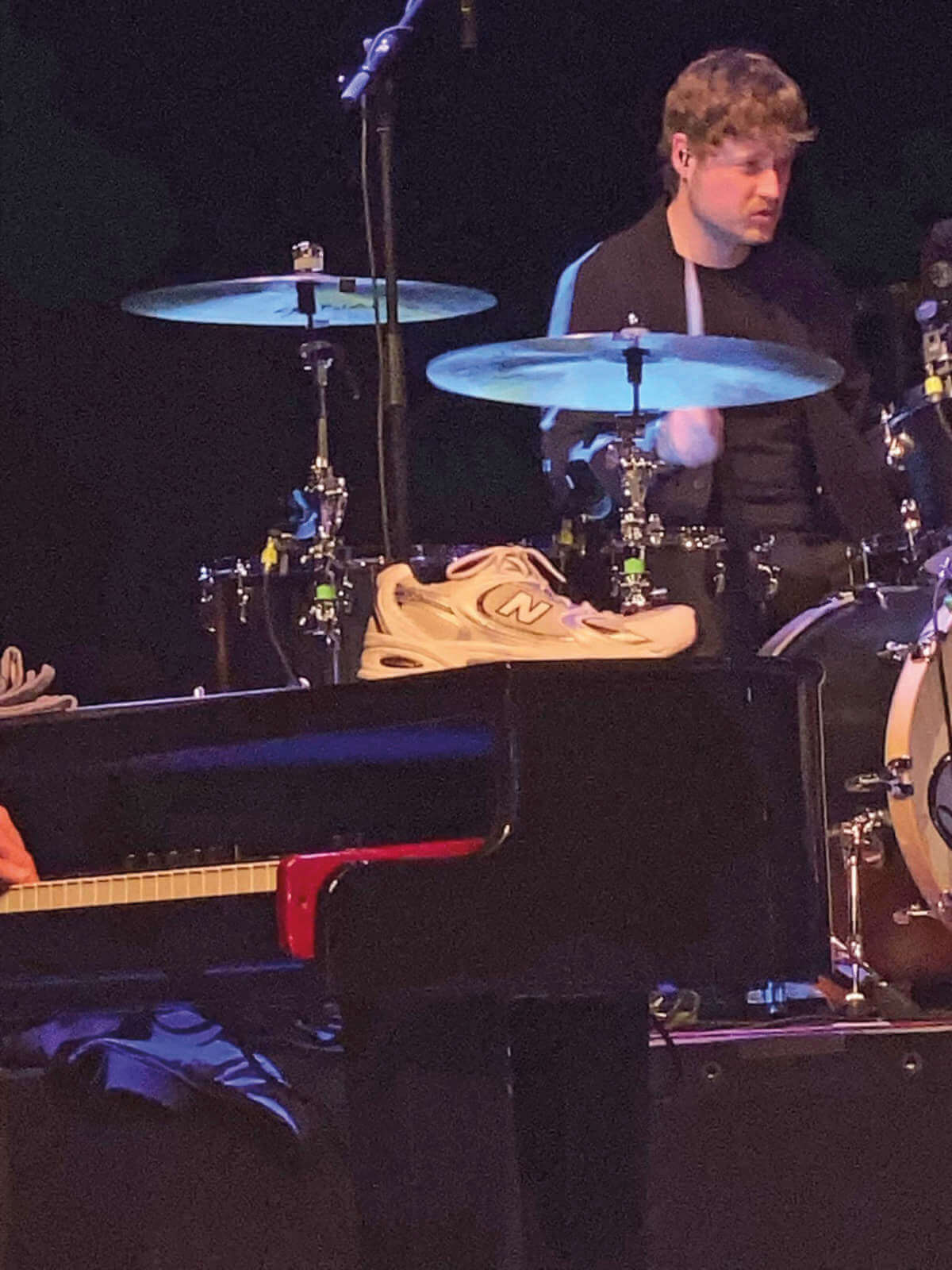 Sneaker auf Klavier bei Konzert mit Drummer im Hintergrund Edelle live in Rheda-Wiedenbrück | (c) Olaf Menne