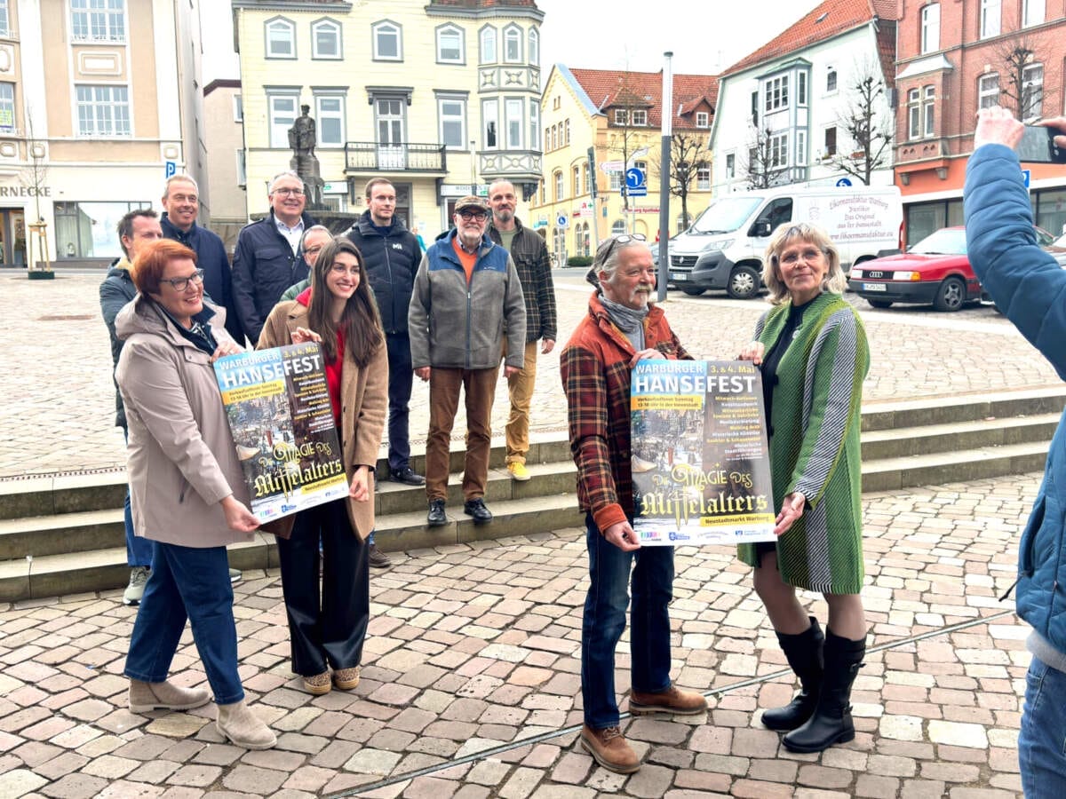 Gruppe präsentiert Plakat für das Warburger Hansefest 2025 Präsentation des Plakats für das neue Warburg Hansefest mit Vertretern aller Beteiligten| (c) Widlwechsel