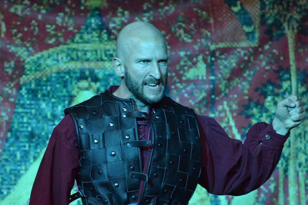 Der Schauspieler Karl- Benjamin Werth spielt Karl den Großen in der Oper Widukind. Er hält drohen die Faust hoch Karl-Benjamin Werth spielt Karl den Großen in der Oper Widukind in Höxter | (c) Daniela Dembert