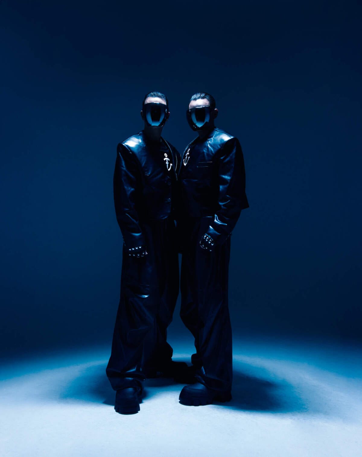 Zwei Personen in schwarzen Outfits mit reflektierenden Masken Frühlingsfest Paderborn 2025: Drei Tage voller Musik, Kunst und Frühlingsgefühle. Einer der Headliner: Twocolors | (c) Annika Yanura