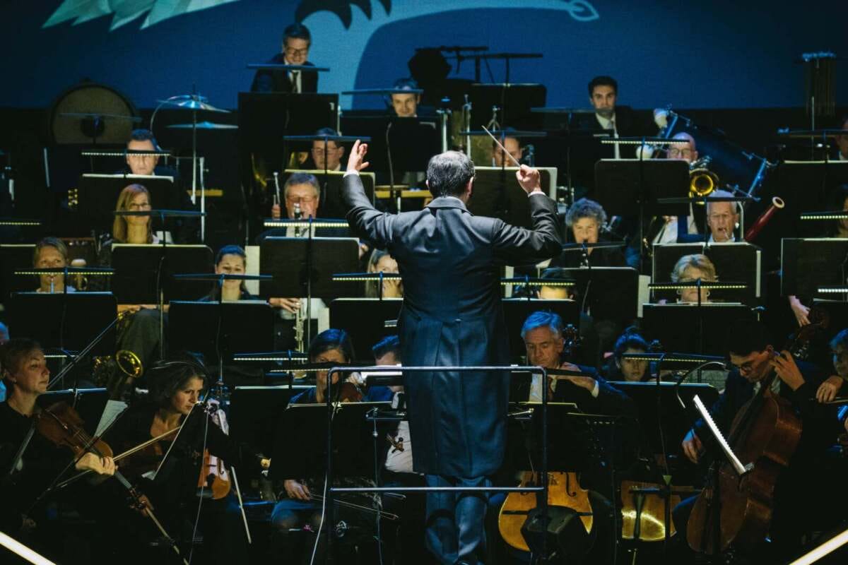 Dirigent leitet großes Orchester bei stimmungsvollem Filmkonzert Kiril Stankow beim aktuellen Konzert mit dem Staatsorchester "Film in Concert" in Kassel | (c) Sylwester Pawliczek