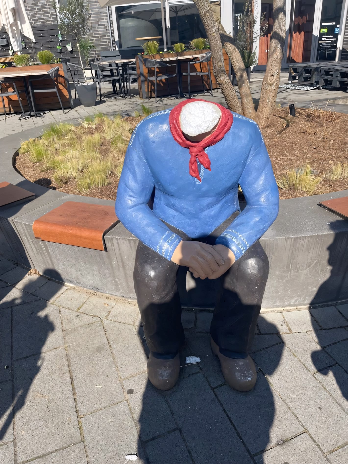 Kopfloser Matrose: Beschädigte Statue auf öffentlichem Platz Polizeimeldung: Kopf von "Alltagsmenschen"-Statue abgeschlagen - (c) Polizei Paderborn