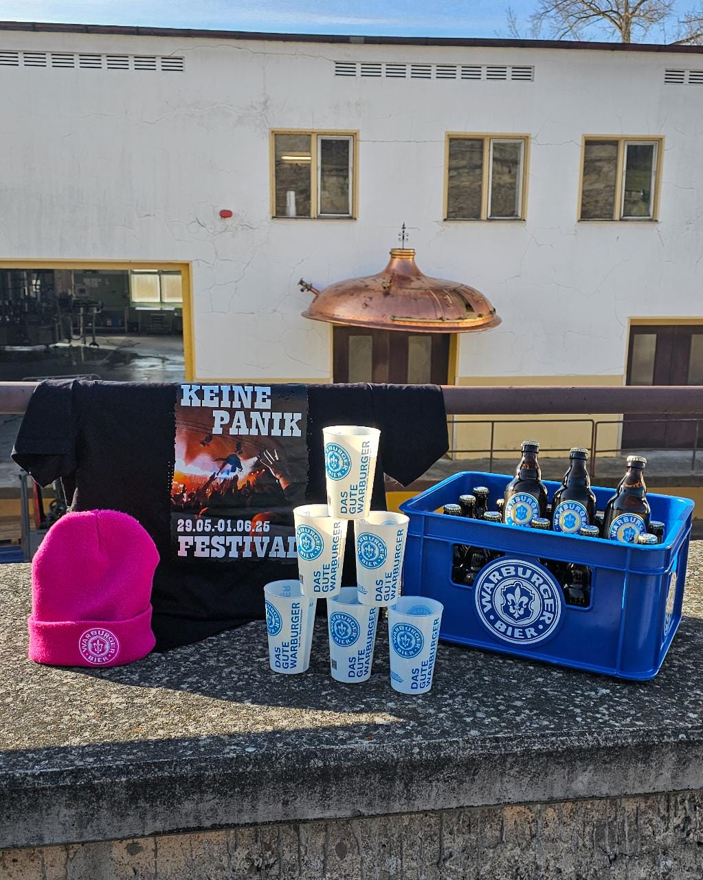 Warburger Bier, Festivalbecher und Merchandise kündigen das Keine-Panik-Festival 2025 als neues Highlight mit regionalem Partner an. Neuer Partner, neue Becher, gleich viel Vorfreude: Warburger Bier begleitet das Keine-Panik-Festival 2025 erstmals offiziell.