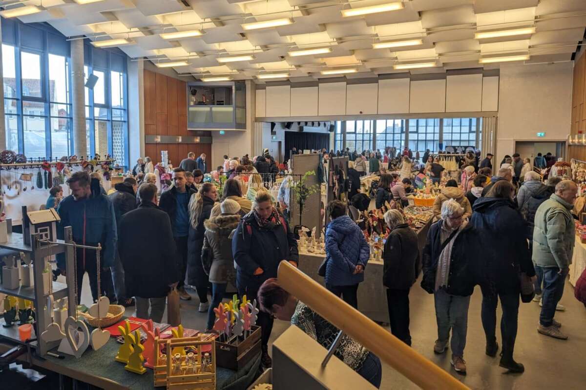 Viele Menschen besuchen den Kreativ- und Kunsthandwerkermarkt im Hotel im Stadtpark und schauen sich das Warenangebot an Kreativ- und Kunsthandwerkermarkt im Hotel im Stadtpark-Bürgerhaus | (c) Stadt Borken