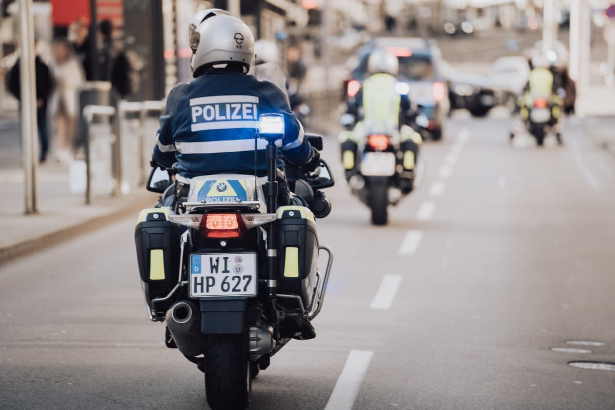Ein Polizist auf einem Motorrad Tipps zum Start in die Motorradsaison - (c) Polizei Hessen