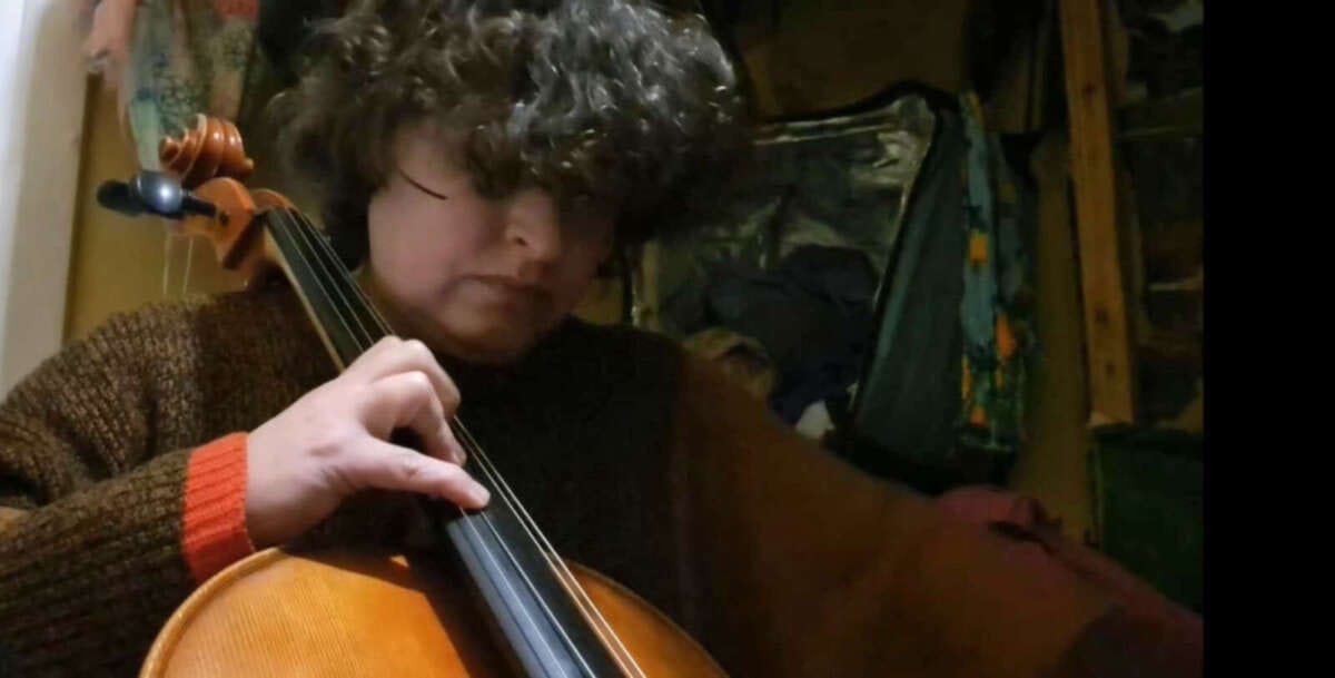 Frau spielt konzentriert Cello in gemütlicher Umgebung Mrs Pilgrimm ist eine der Live-Acts aus einer der Partnerstädte. Sie erweiteret damit das umfangreiche Programm beim diesjährigen StäPs-Festival in Marburg | (c) Mrs Pilgrimm
