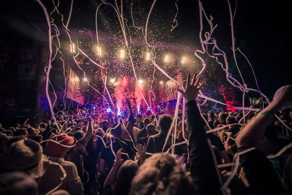 Konfettiregen bei Nachtshow des Open Flair Festivals 2024 Konfetti, Licht, Ekstase: Wenn die Nacht über Eschwege fällt, zeigt das Open Flair 2024 seine magischste Seite. | (c) Dominik Bruechler