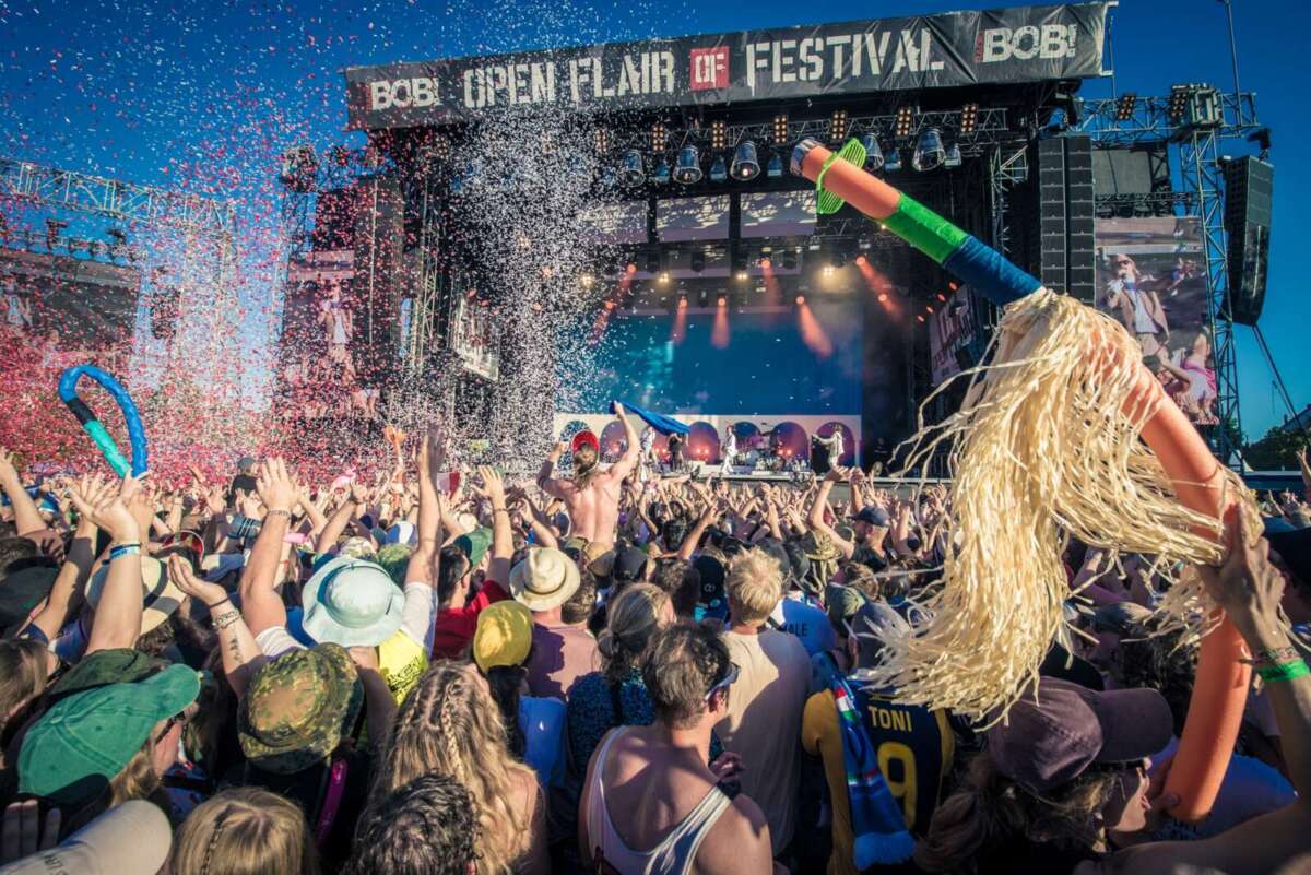 Festivalpublikum jubelt bei Open Flair 2024 im Konfettiregen Open Flair 2024 - Festivalfreude pur: Bei strahlend blauem Himmel wird die Hauptbühne zum Zentrum von Musik, Spaß und Gemeinschaft. | (c) Dominik Bruechler