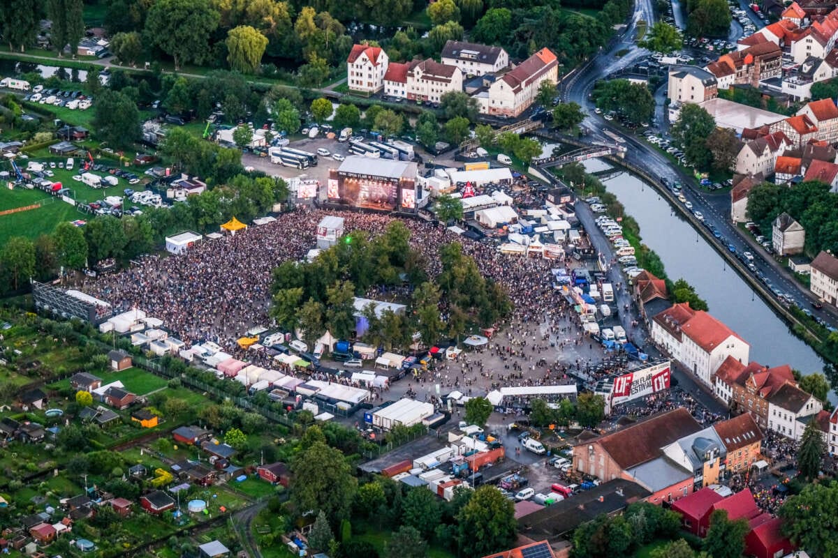 Open Flair 2024 von oben mit Bühne und Besucherandrang So sieht Festival-Herzblut aus der Luft aus: Das Open Flair-Gelände in Eschwege, eingerahmt von Fachwerk, Wasser und Musik. | (c) Doris Büschel