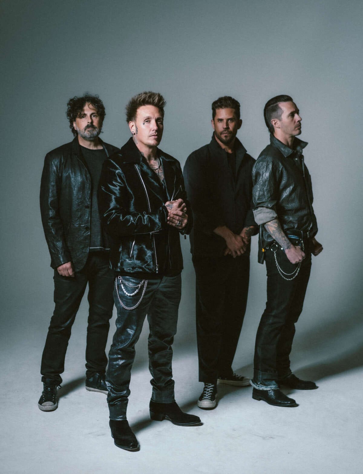 Papa Roach posiert im Studio mit rockigem Outfit Papa Roach | (c) Papa Roach