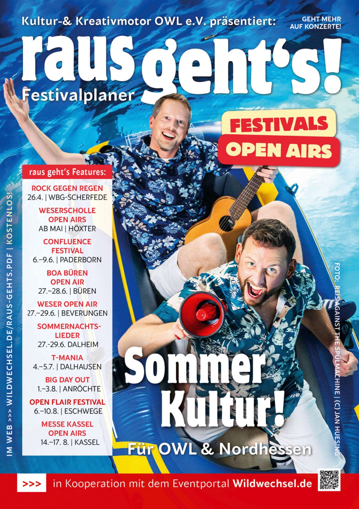 Titelbild des Festivalplaners 2025 mit zwei Männern im Schlauchboot Raus gehts Festivalplaner 2025 - (c) Wildwechsel & Lautstrom