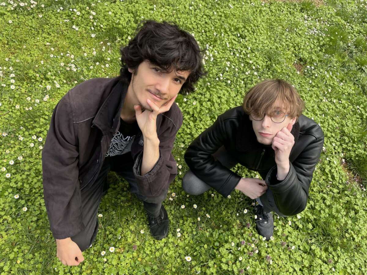 Zwei junge Männer hocken auf grüner Wiese mit Gänseblümchen Yukim aus Frankreich sind eine der Bands aus einer der Partnerstädte beim diesjährigen StäPs-Festival in Marburg | (c) Yukim
