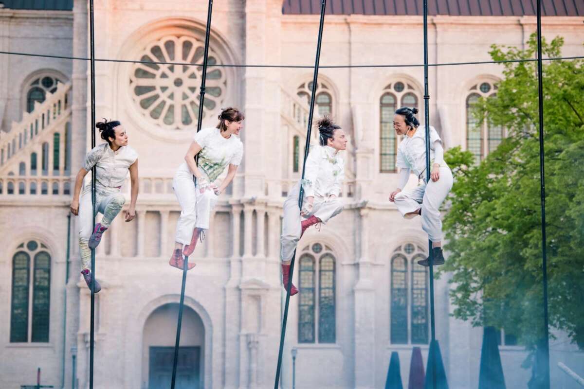 Vier Artistinnen bei Luftakrobatik vor Kirchenfassade in Holzminden Internationale Strassentheater Holzminden 2025 - Antoine Fontaine | (c) Chaussons Rouges Epiphytes