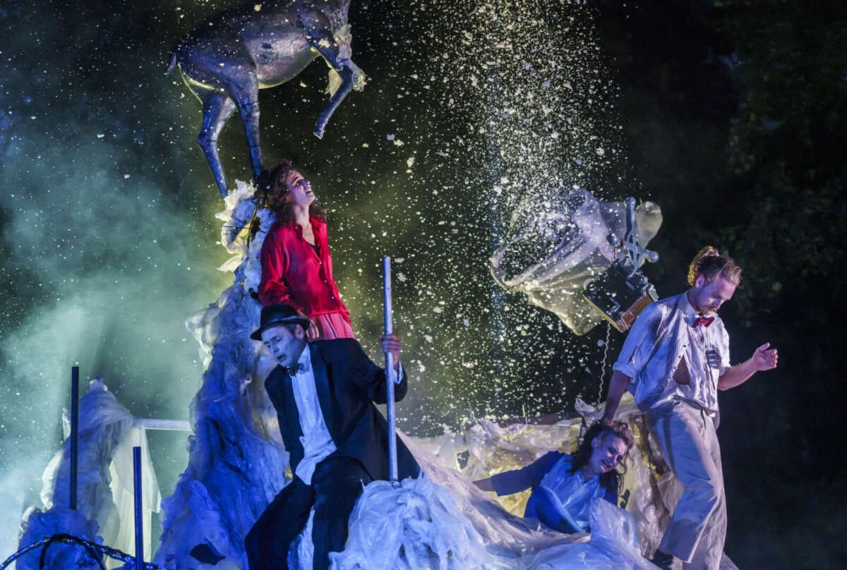 Künstlerische Outdoor-Show mit Schnee und Skulpturen bei Nachtaufführung Internationale Strassentheater Holzminden 2025 - Theater Titanick & bodytalk_KIPPPUNKT - (c) Martin Jehnichen
