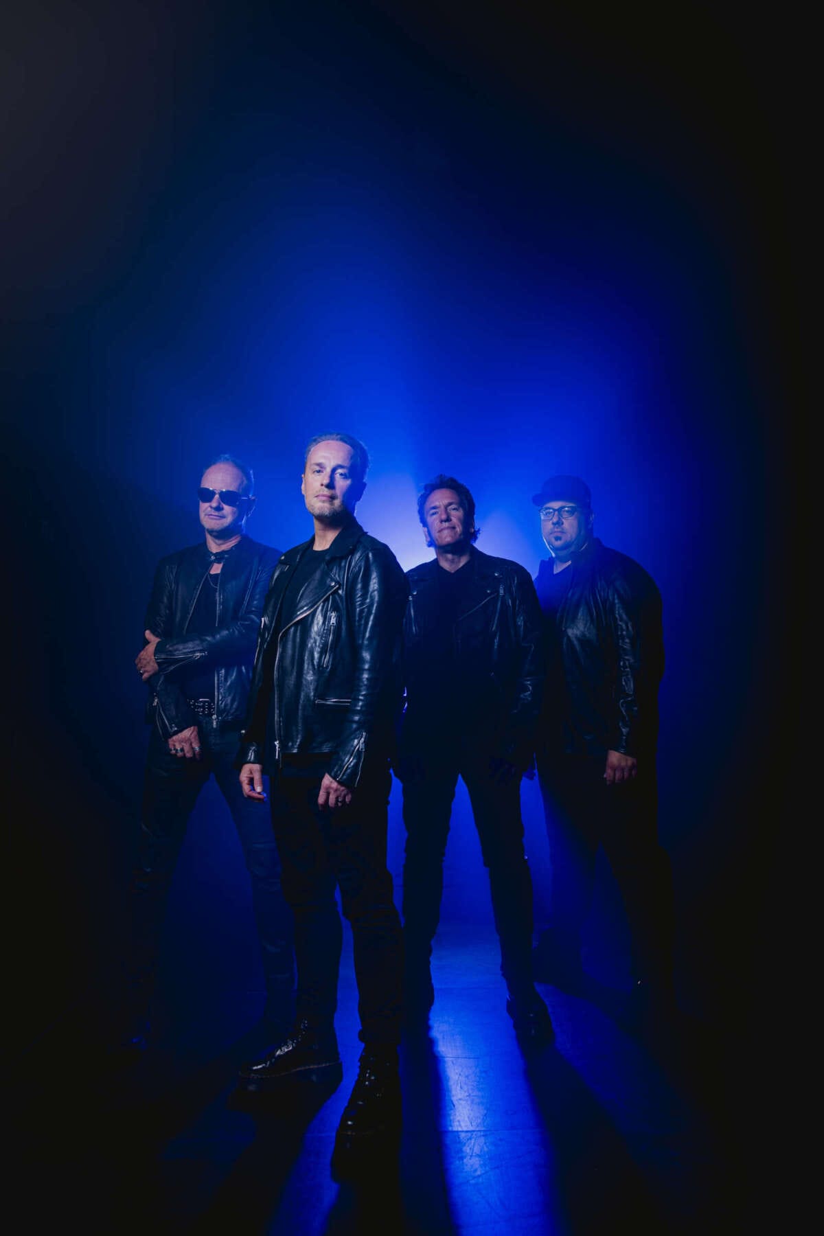 MIND2MODE Bandfoto mit Lederjacken und blauem Licht MIND2MODE kommen diese Jahr zum Rock im Park Bad Wildungen | (c) MIND2MODE