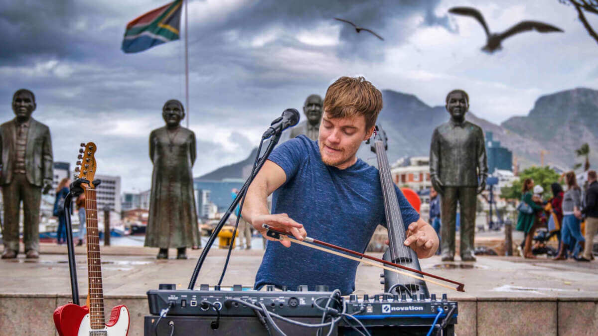 Reinhardt Buhr will mit einem ungewöhnlichen Open-Air-Konzert den Brüderkirchhof verzaubern. Hier ein Foto von 2024 bei einem seiner vielen Auftritte. | (c) Reinhardt Buhr