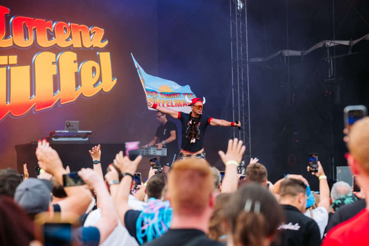 So kennt man Lorenz Büffel und so soll's natürlich auch wieder abgehen auf dem Soundgarten Open Air 2025 im Vitalpark Heilbad Heiligenstadt  | (c) Soundgarten OpenAir