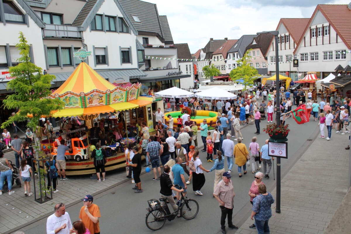 Ein buntes Programm mit vielen Attraktionen für Groß und Klein wird auf dem Stadt- und Spargelfest Delbrück geboten , das erstmals auf dem grünen Platz stattfindet | (c) Demag