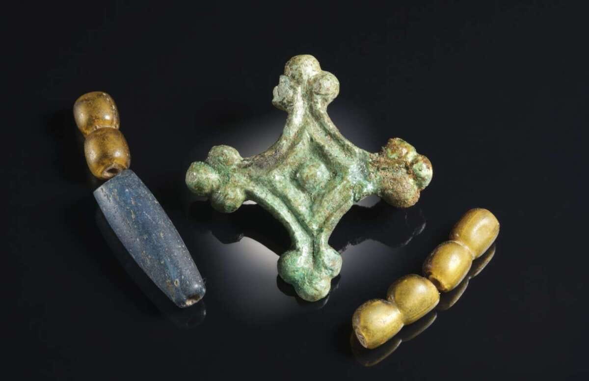 775 - Westfalen - Die Kreuzfibel, eine Gewandnadel, ist Teil der großen Sonderausstellung 775 - Die Ausstellung, die ab 16. Mai im LWL-Museum in der Kaiserpfalz in Paderborn zu sehen ist |- (c) LWL / S. Brentführer