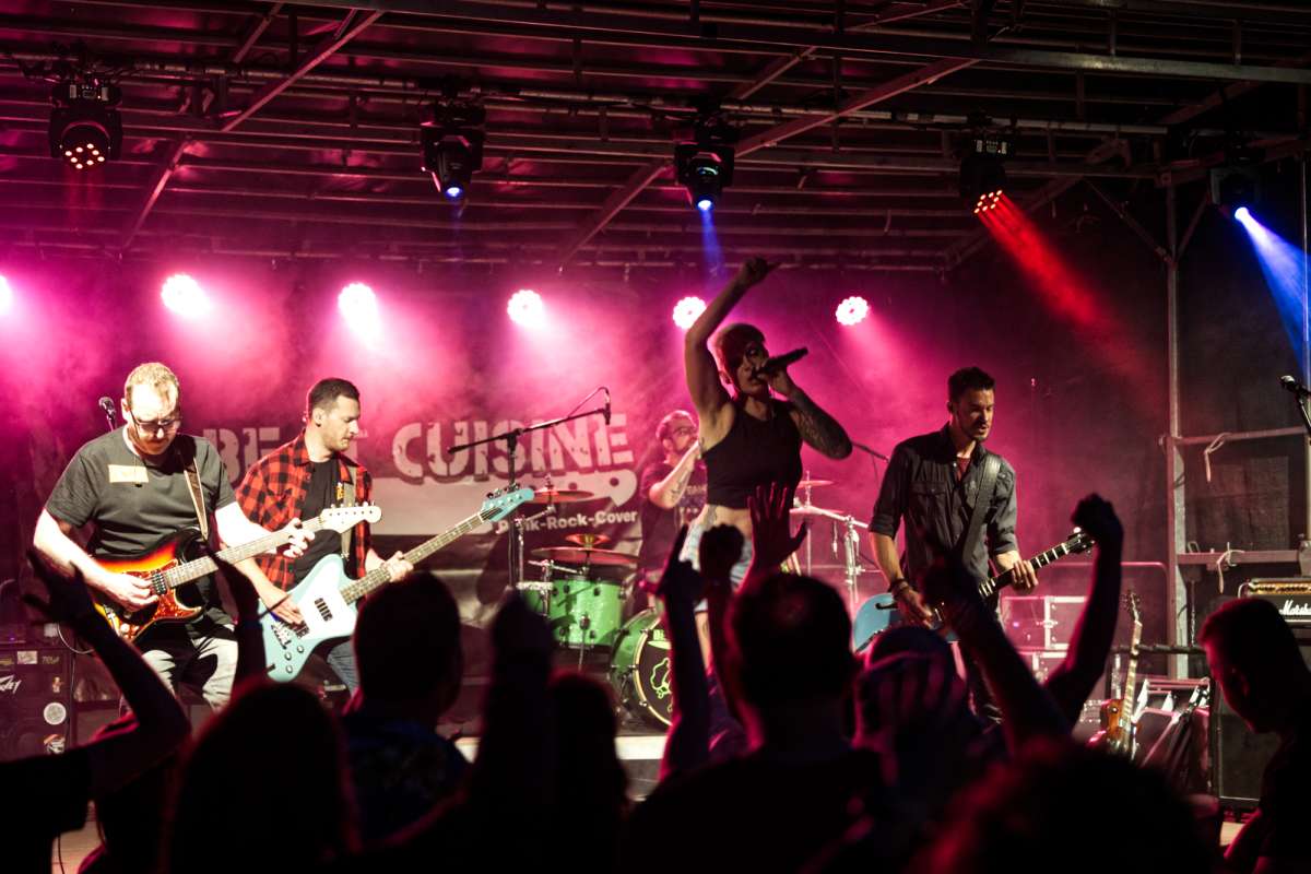 Band Beat Cuisine rockt live auf bunt beleuchteter Bühne Beat Cuisine - so wie man sie kennt - mit Power und Ausstrahlung rocken sie jede Party und somit garantiert auch das Wasser- & Lichterfest in Nieder-Werbe | (c) Beat Cuisine