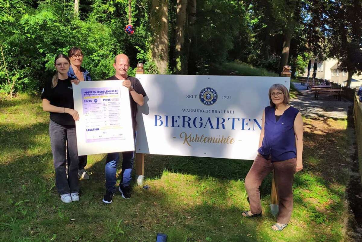 Präsentieren das Festivalprogramm im Biergarten Kuhlemühle an der Warburger Brauerei.: Valeria Tissen, Klara Holkenbrink, Michael
Tewes und Ursula Sauerland sind Teil des Teams, das für den 28./29. Juni herzlich
einlädt. | (c) Valeria Geritzen