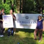 präsentieren das Festivalprogramm: Valeria Tissen, Klara Holkenbrink, Michael Tewes und Ursula Sauerland sind Teil des Teams, das für den 28./29. Juni herzlich einlädt. Geboten werden Kinderprogramm, Workshops, Konzerte, Natur-Touren sowie Essen und Trinken im Biergarten Kuhlemühle an der Warburger Brauerei. - (c) Valeria Geritzen
